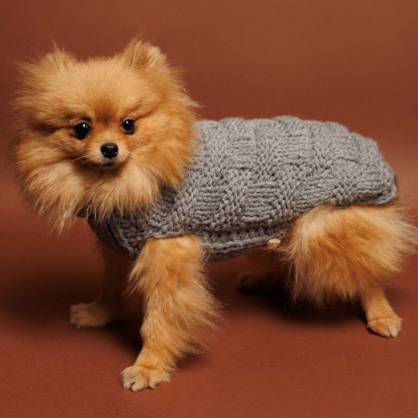 Sweter o splocie SZACHOWNICA - szary DRAGO