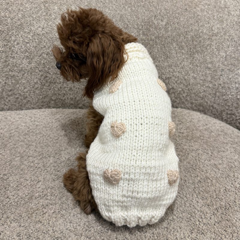 Sweter gładki z serduszkami - śmietankowy HEARTS