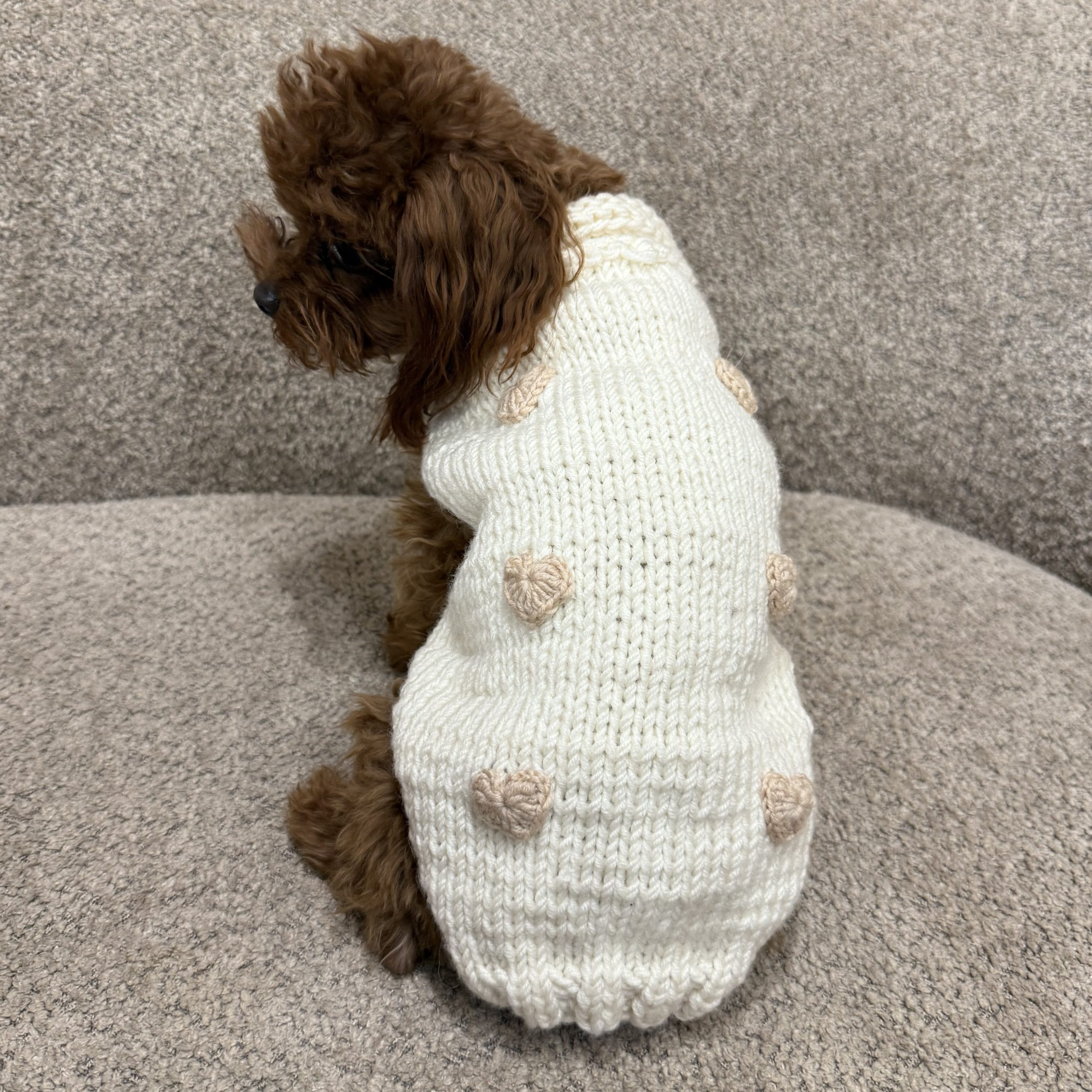 Sweter gładki z serduszkami - śmietankowy HEARTS