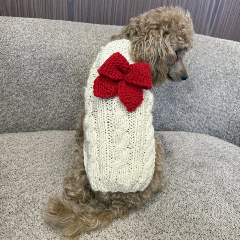 Sweter o splocie WARKOCZ Z KOKARDĄ - śmietankowy